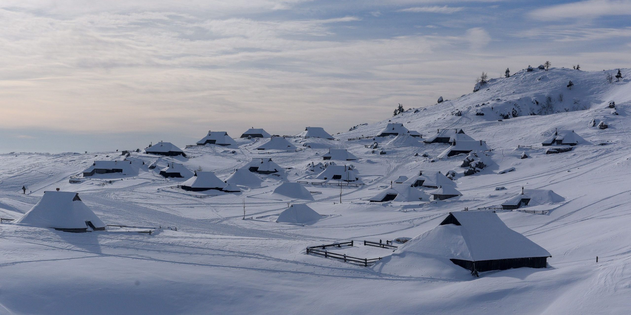 Foto Grega Eržen, Studio Solis. Pastirsko naselje v zimski preobleki_2023 (1)