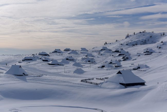 Foto Grega Eržen, Studio Solis. Pastirsko naselje v zimski preobleki_2023 (1)