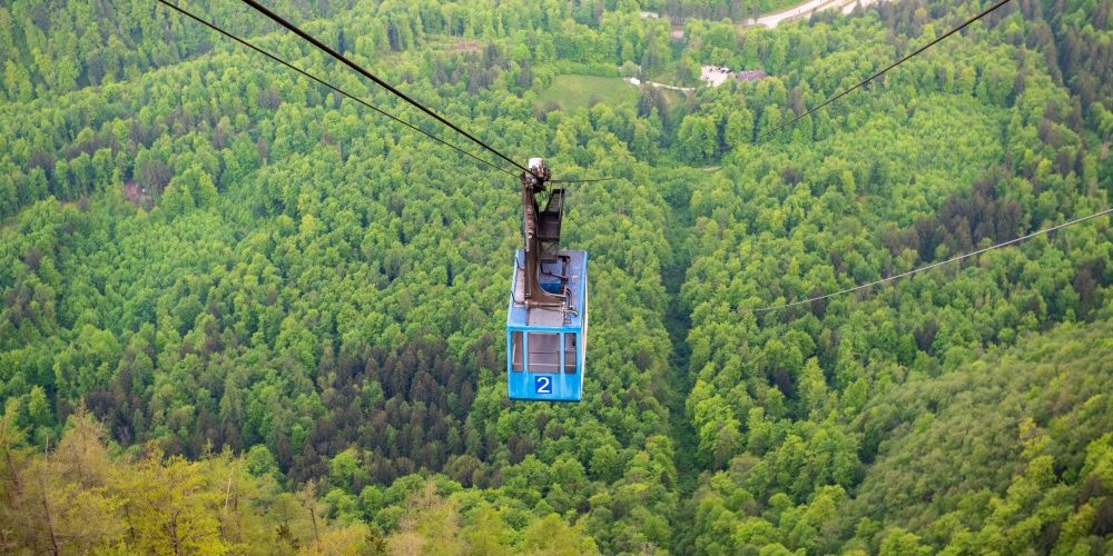 Z nihalke, ki vas na planino popelje v petih minutah, se nam odprejo čudoviti razgledi proti Alpam in Kamniku.
