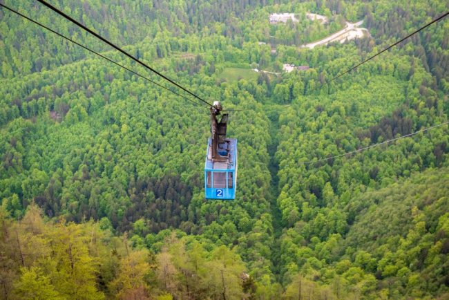Z nihalke, ki vas na planino popelje v petih minutah, se nam odprejo čudoviti razgledi proti Alpam in Kamniku.