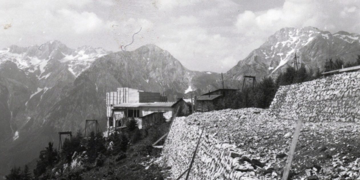 Gradnja zgornje postaje žičnice in priprava terena za hotel Šimnovec, ok. 1960, Arhiv Vlasta Kopača